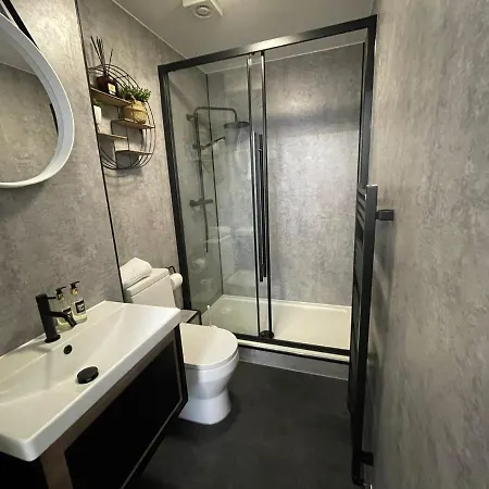 - Cabot Circus Apartament *
